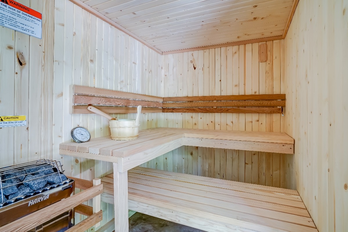 Photo 2087_3938.jpg - Real steam 4 person sauna.