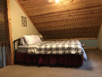 Photo 619_3723.jpg - Queen size bed in loft